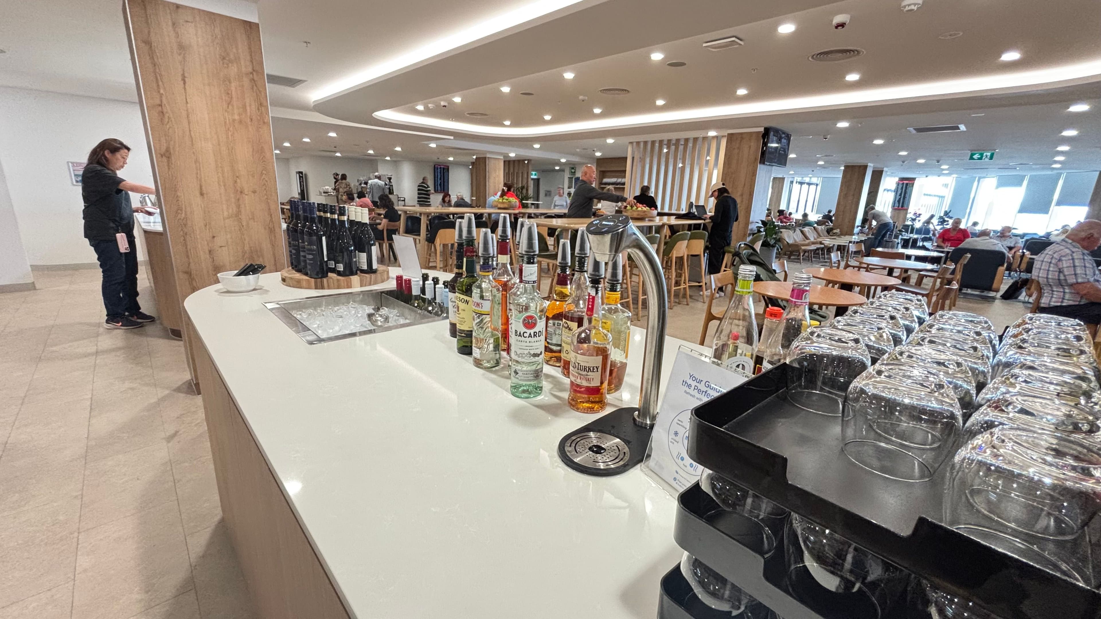 Qantas_Temp_Lounge_SelfServiceBar.jpeg